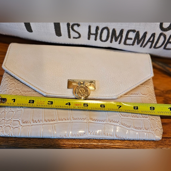 EUC Anne Klein Cream Colored Vegan Leather Croc Clutch With Lion Magnetic Closer - Picture 9 of 10